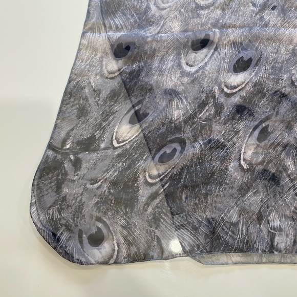 Beautiful Gray Ombré Shear Peacock Feather Oblong Acrylic Scarf BNWOT - Picture 3 of 11